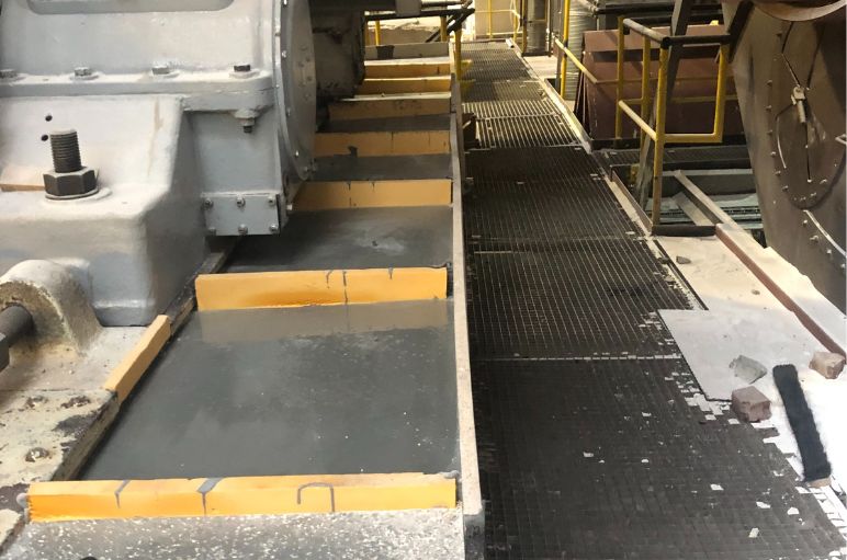 Płyta posadzkowa przygotowywana za pomocą drewnianych belek