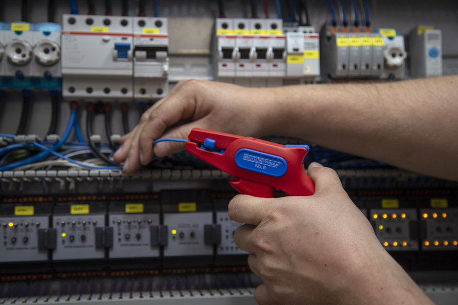 Szczypce Nr 6 | for live working up to 1.000 volts I working range 0,2 - 6,0 mm²