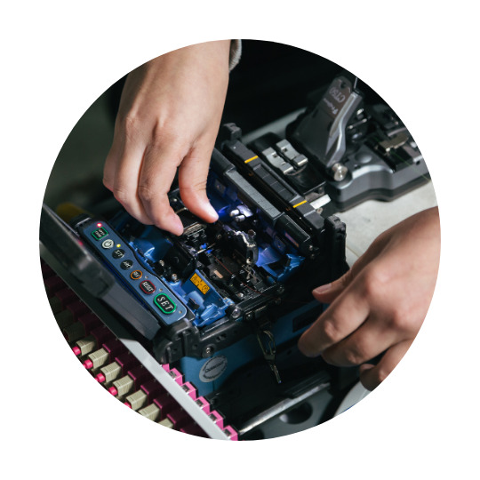 Ktoś pracuje nad częścią elektroniczną