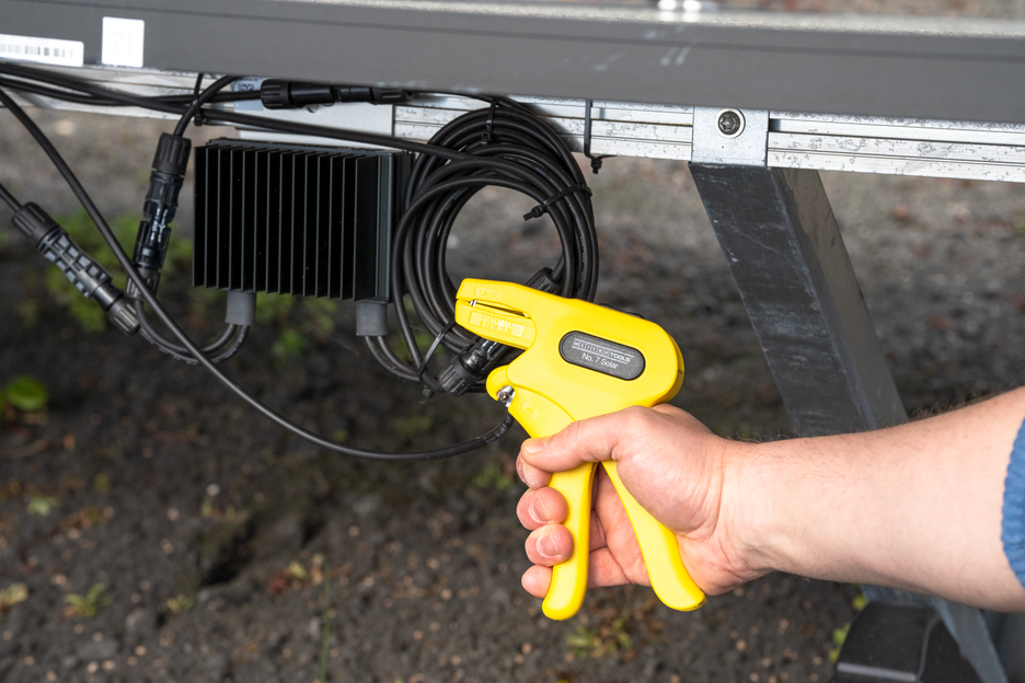 Szczypce Nr 7 Solar | for the stripping and skinning of common photovoltaic cables (such as H1Z2Z2-K) with a cross-section from 1.5 - 10 mm²