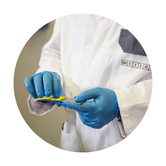 Dwie metalowe części trzymane razem