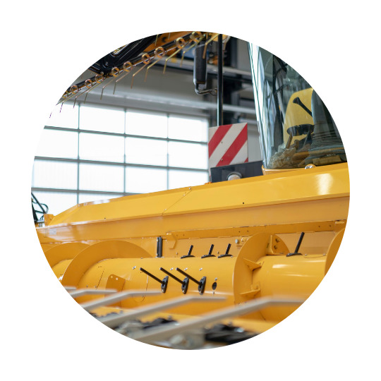 Część żółtego kombajnu zbożowego