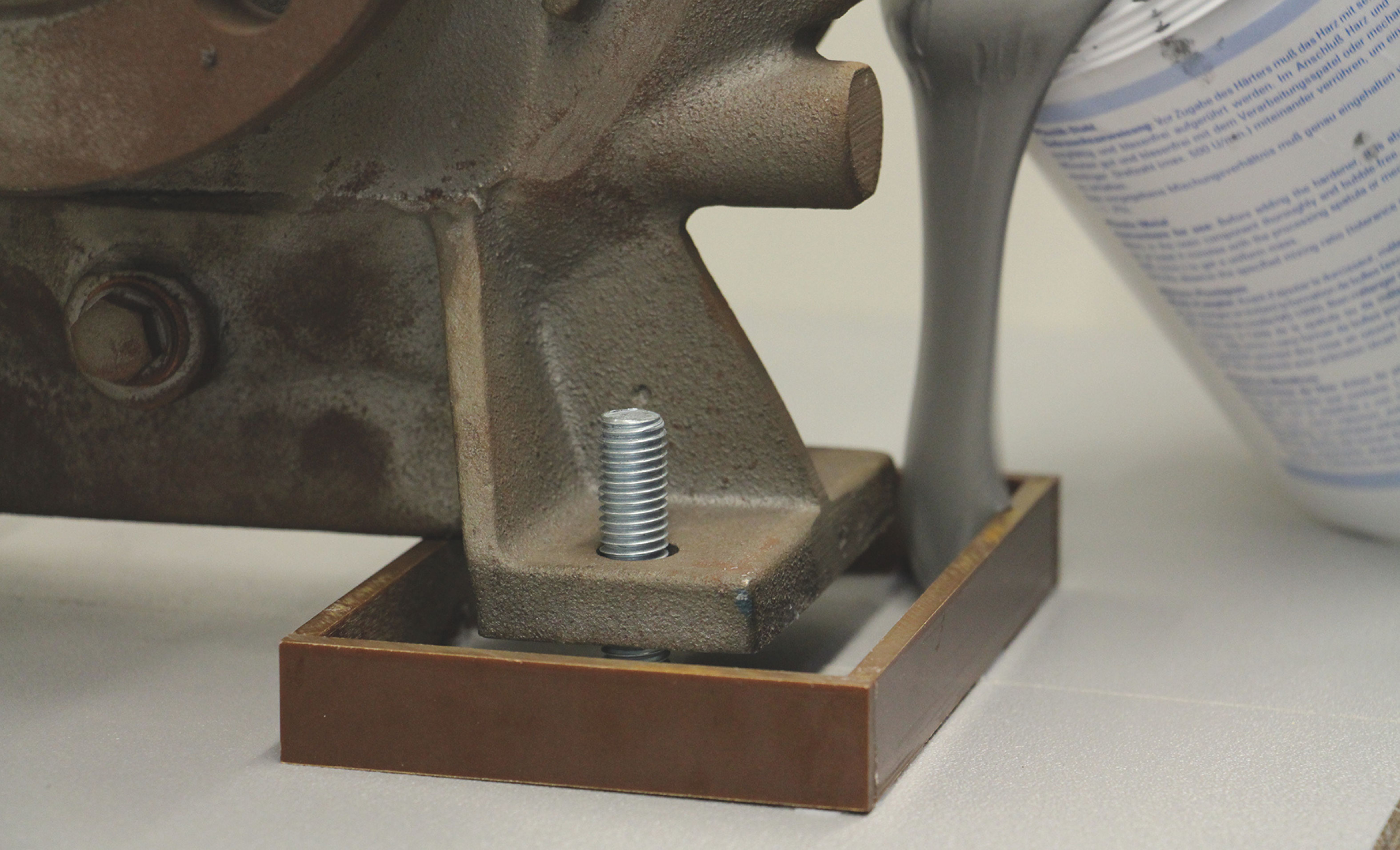 Masa uszczelniająca wlewana jest do podstawy