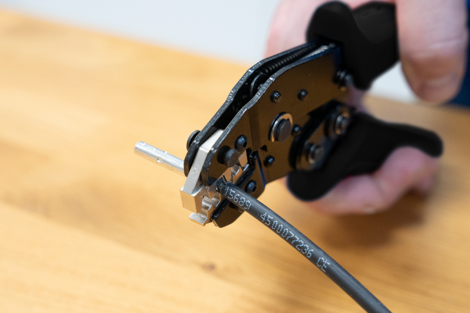 Szczypce zaciskowe MC4 | do zaciskania wtyków MC4 w instalacjach fotowoltaicznych (2,5, 4 & 6 mm², AWG 14-10)