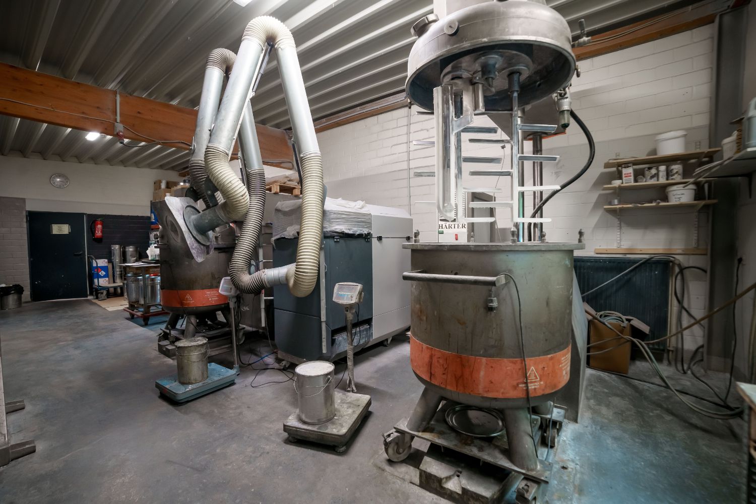 Duże maszyny w pomieszczeniu