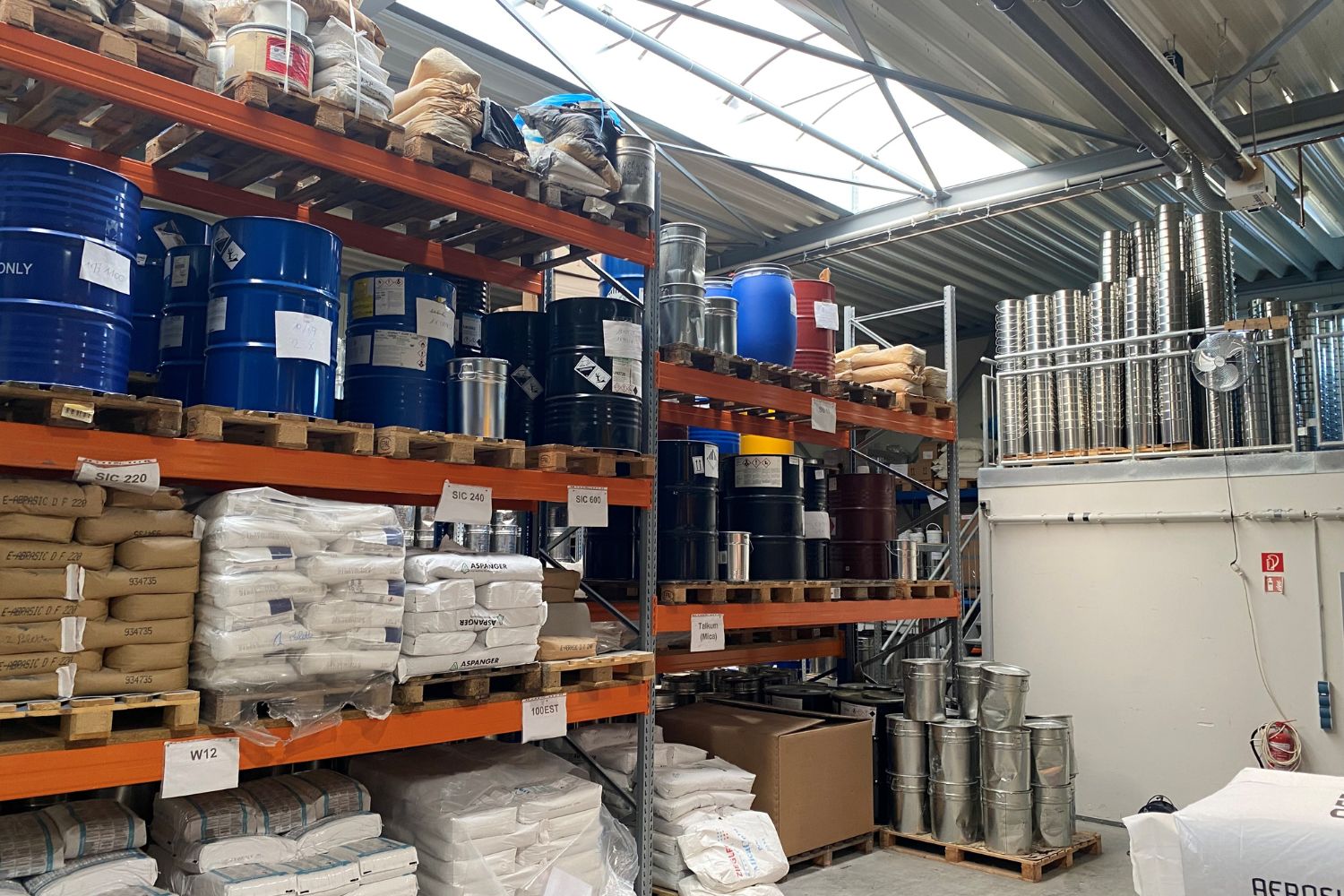 Magazyn dużych kanistrów