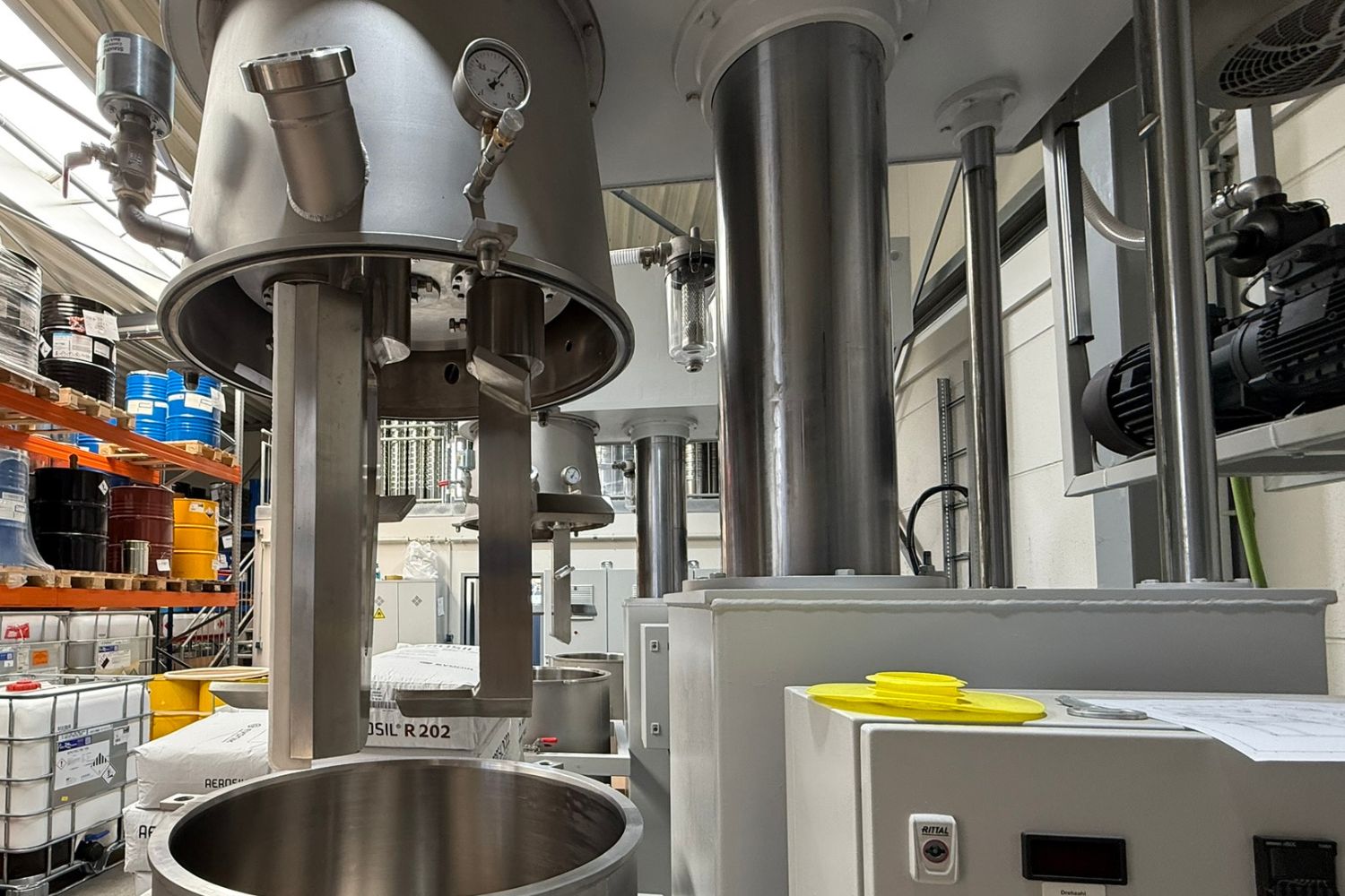 Duże maszyny w pomieszczeniu