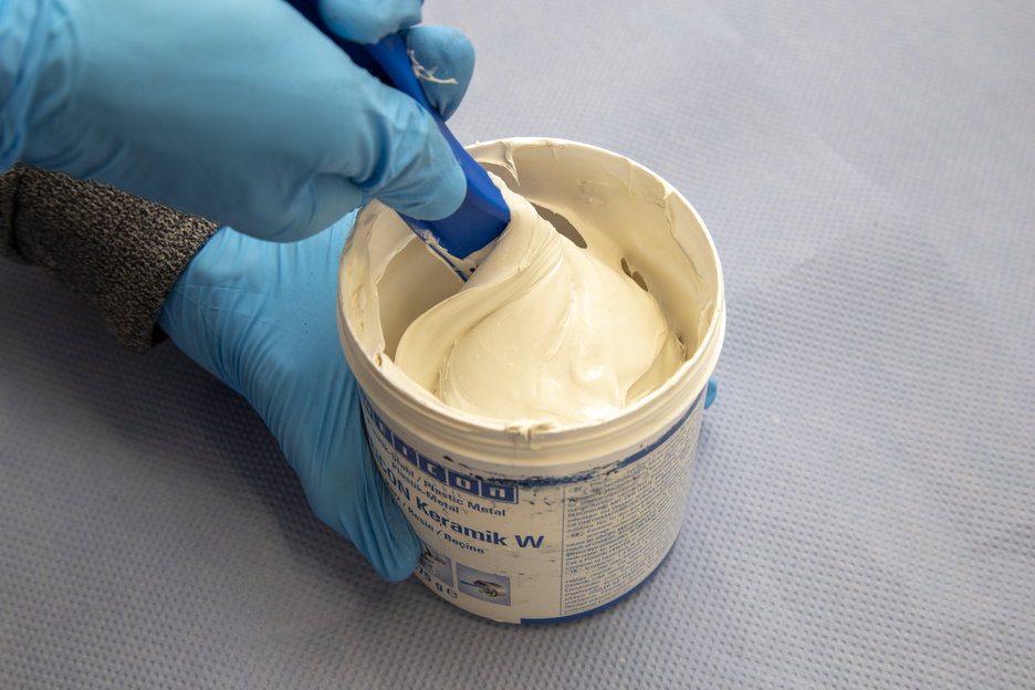 WEICON Ceramic W | Wypełniony minerałami system żywicy epoksydowej do powłok chroniących przed zużyciem