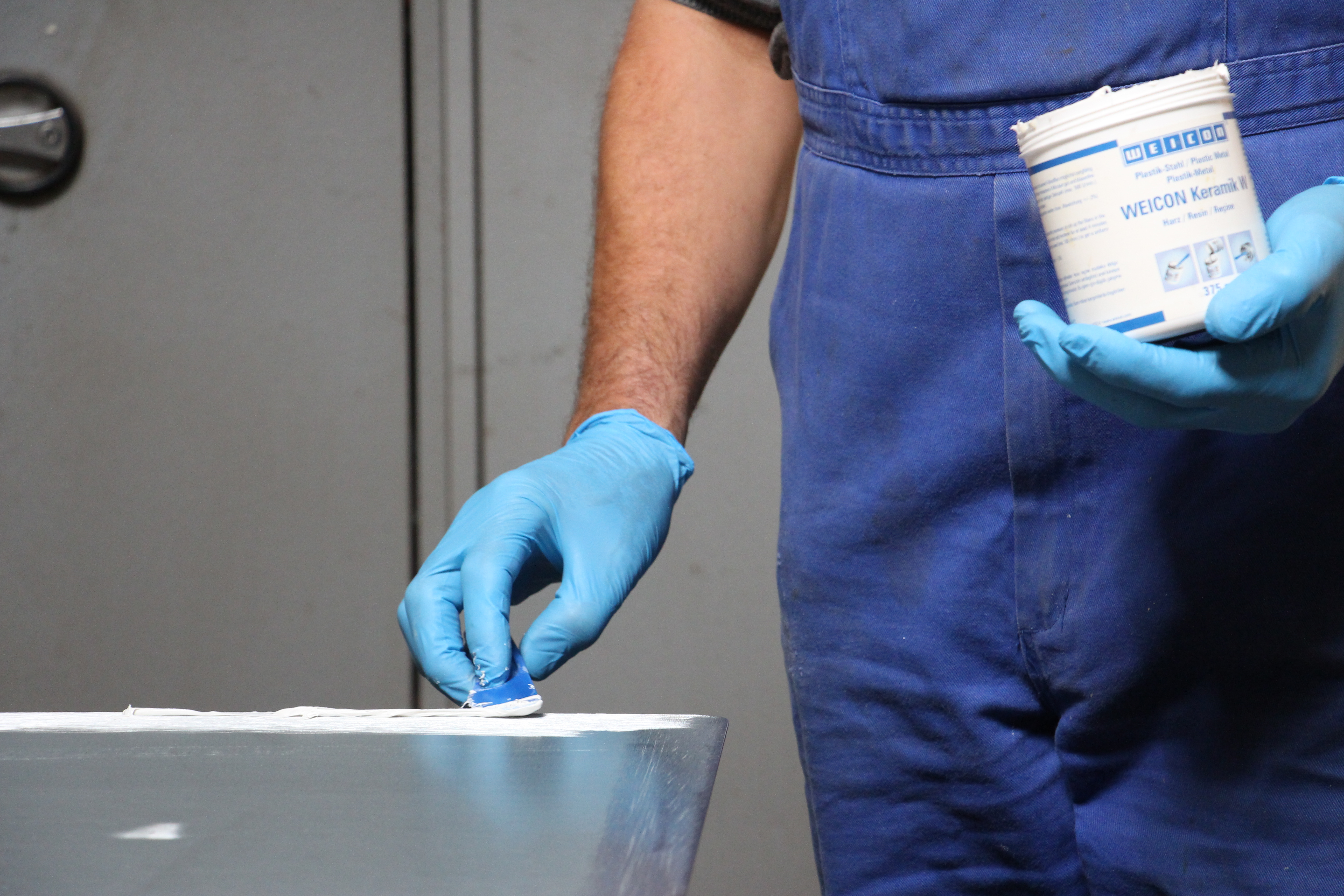 WEICON Ceramic W | Wypełniony minerałami system żywicy epoksydowej do powłok chroniących przed zużyciem