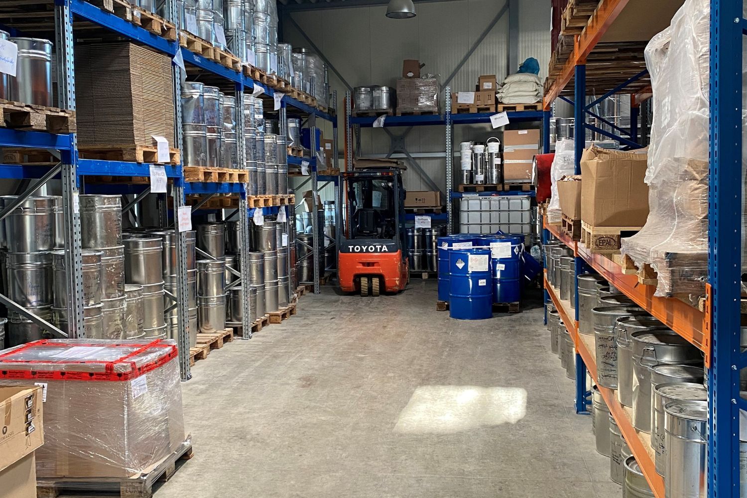 Magazyn dużych kanistrów