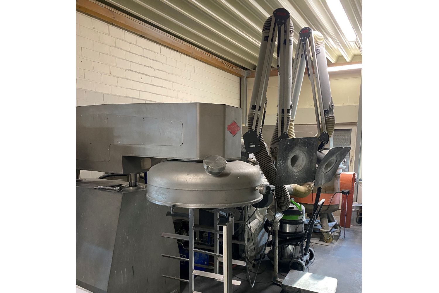 Duża maszyna w pomieszczeniu