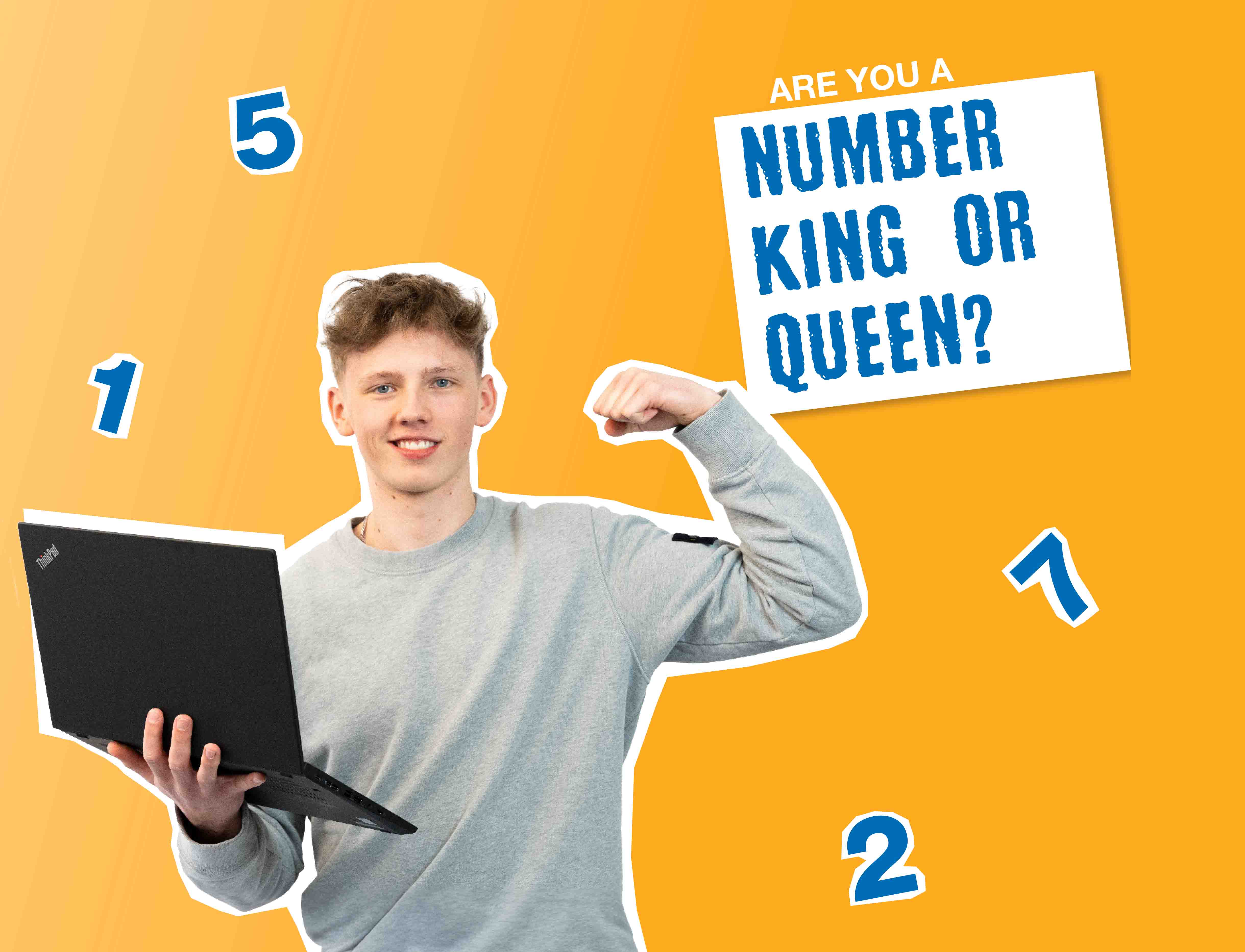 Młody mężczyzna z laptopem w ręku, uśmiechnięty, otoczony liczbami, obok tekst: „Jesteś dobry z liczbami?”.