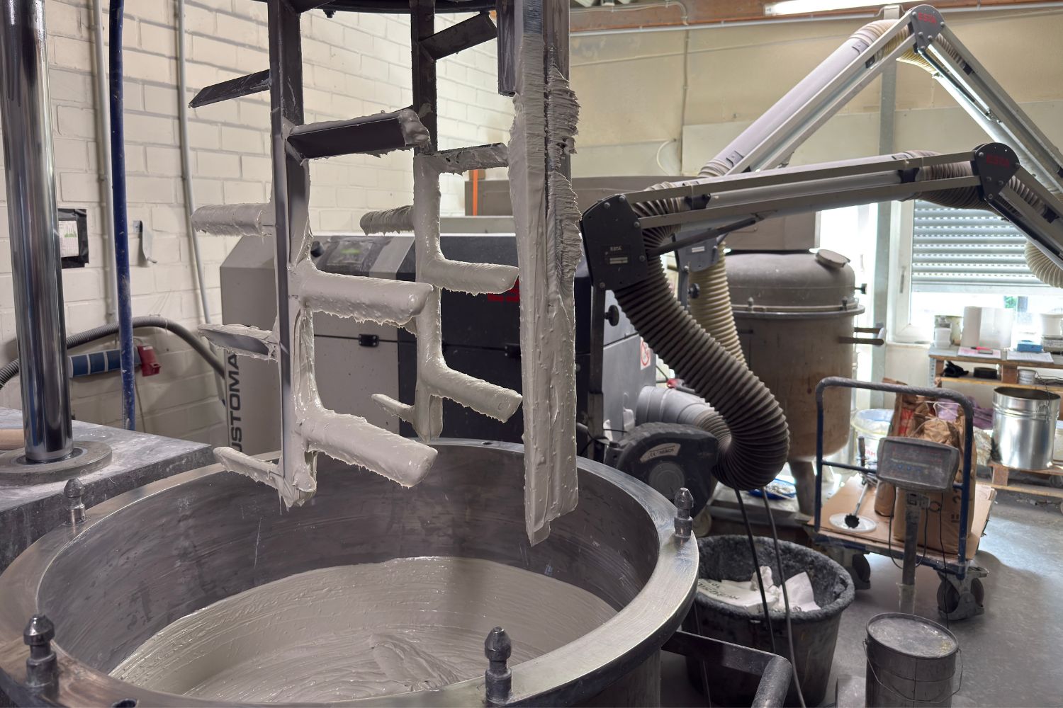 Duża maszyna z białym klejem w środku