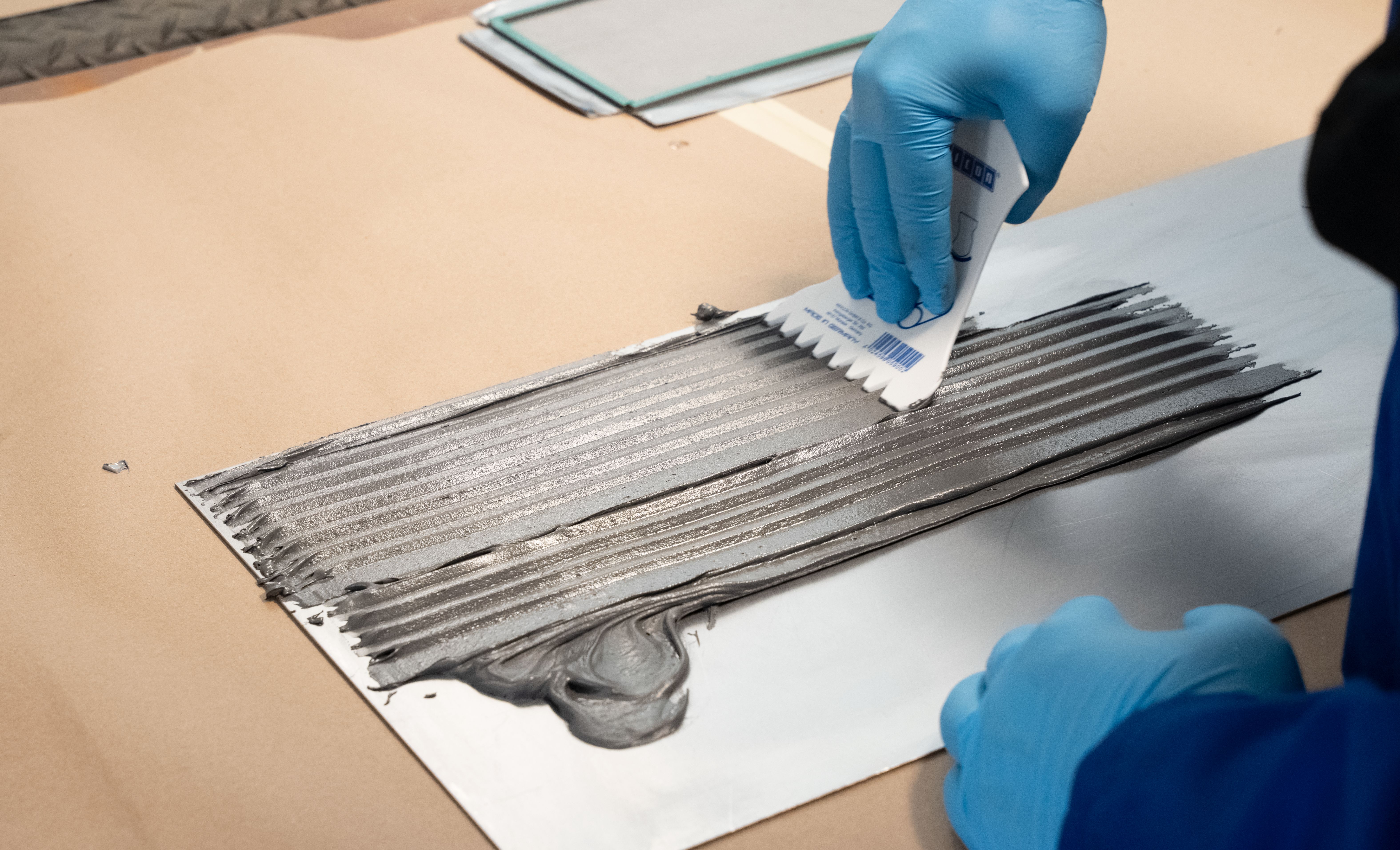 Masa powłokowa nakładana jest na metalową podkładkę