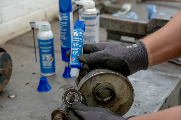 caulking, sealant, application, adhesive, workbench