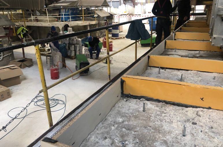 Płyta posadzkowa przygotowywana za pomocą drewnianych belek