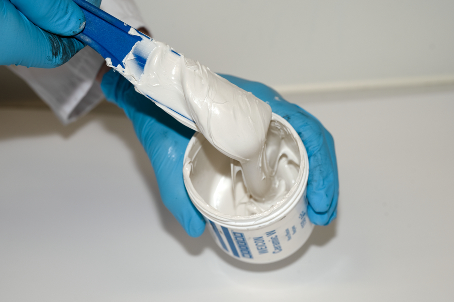 WEICON Ceramic W | Wypełniony minerałami system żywicy epoksydowej do powłok chroniących przed zużyciem